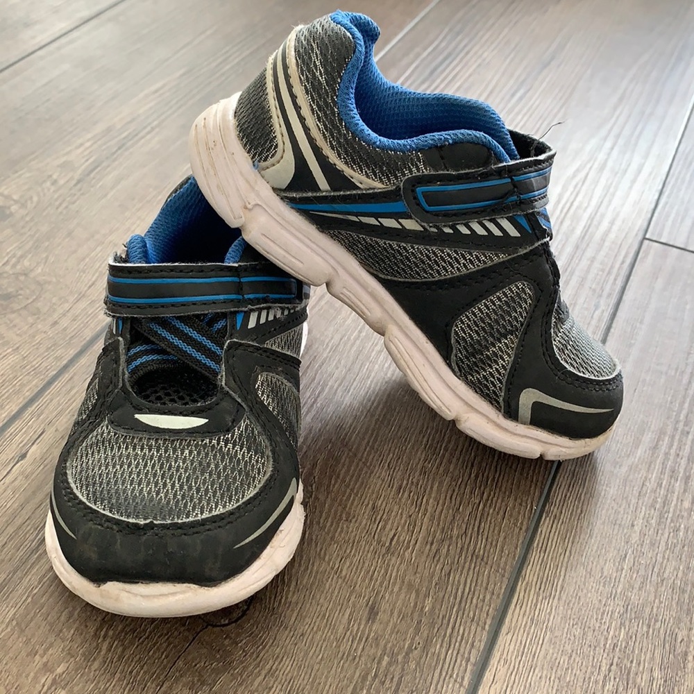 Toddler boys sz. 8 Velcro tennis shoes